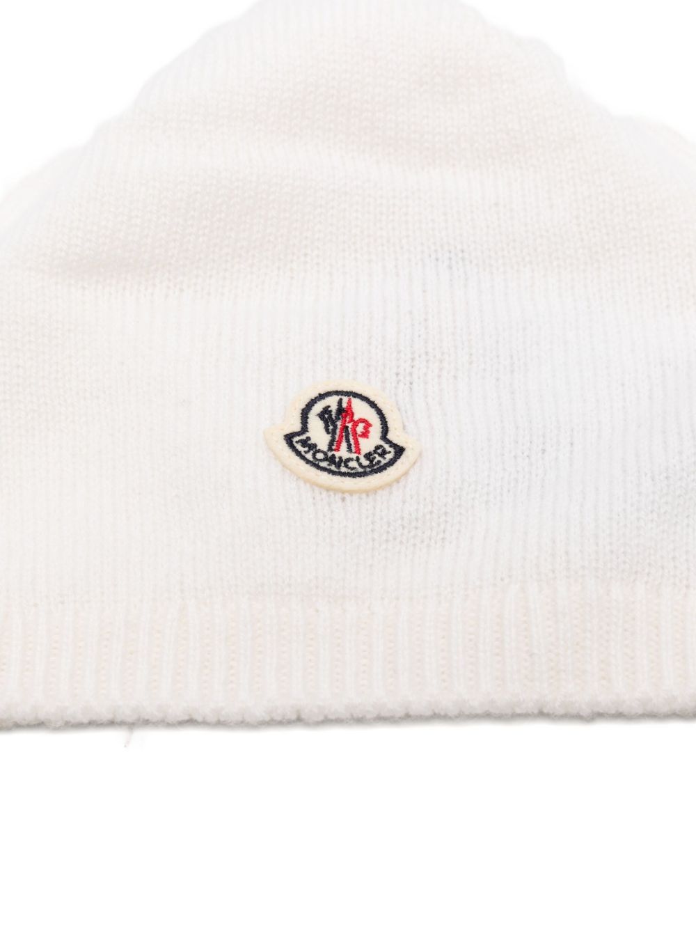 Berretto per neonati Moncler Enfant bianco con toppa con logo K29513B00002M1223 004 MONCLER KIDS