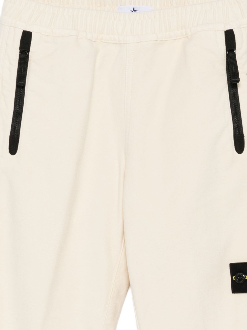 Pantaloni per bambino Stone Island Junior bianchi con applicazione con logo K2S163100006S0202 V0093 STONE ISLAND KIDS