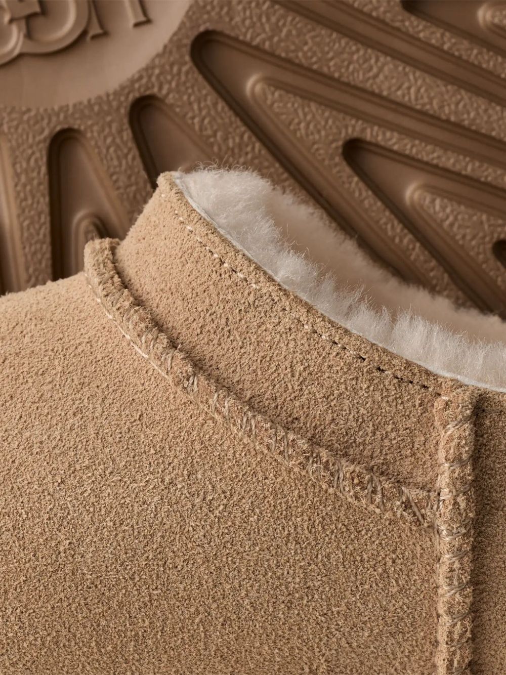 Ciabatte Classic Micro per bambina UGG Kids beige con design slip-on 1174410K SAN UGG KIDS