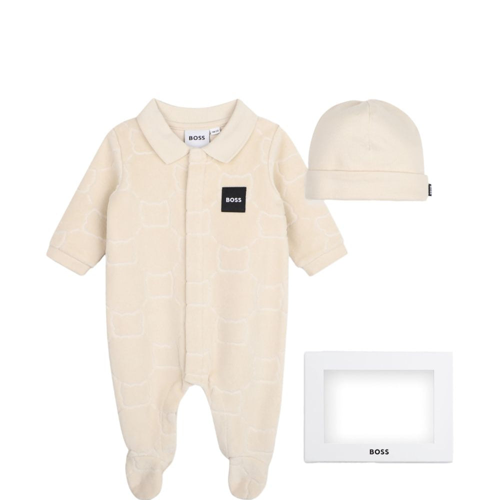 Tutina e cappellino per neonato Boss Kids beige con motivo jacquard J53290 21K BOSS KIDS
