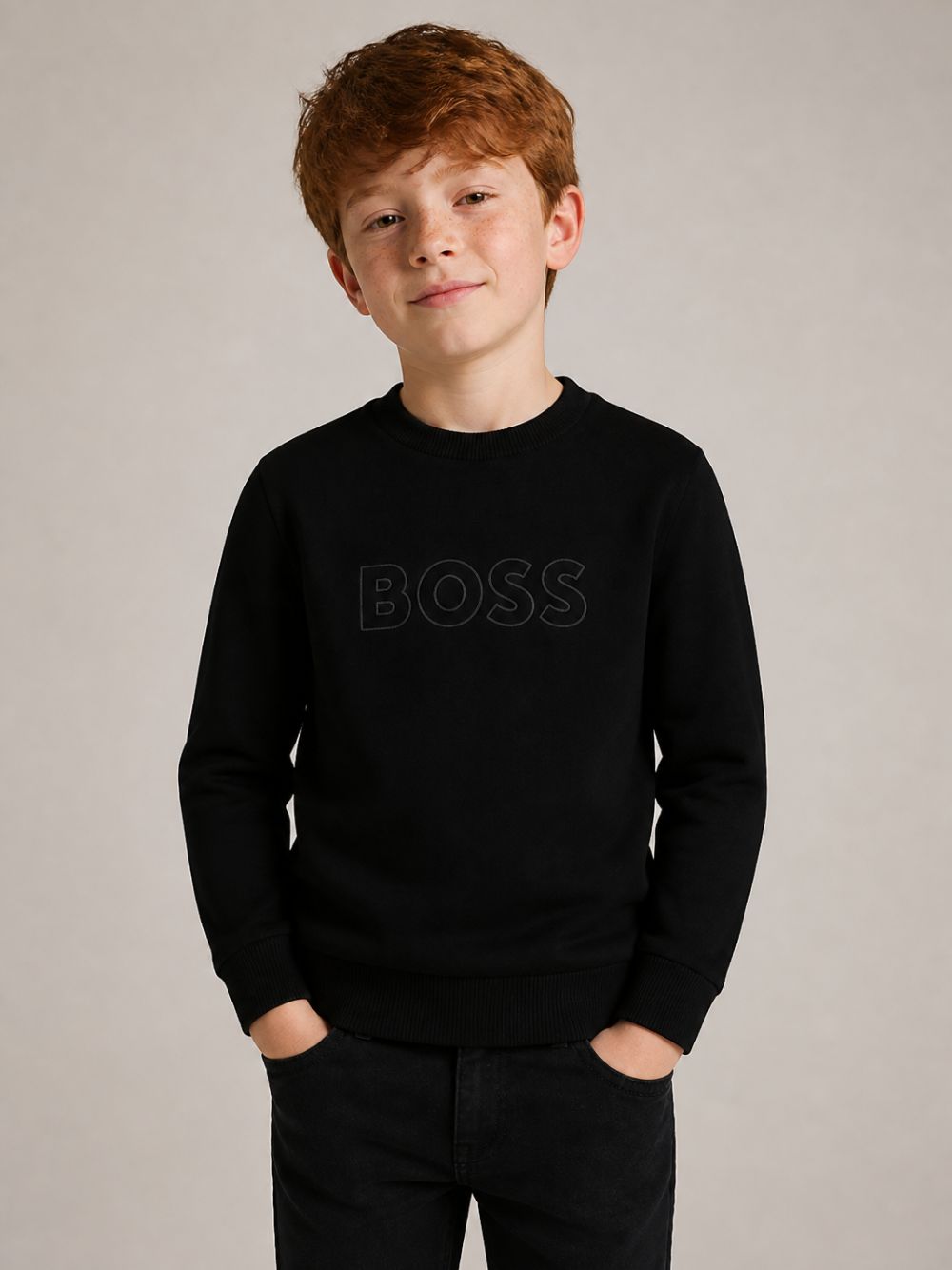 Maglione per bambino Boss Kids nero con logo ricamato sul davanti J53388 09B BOSS KIDS