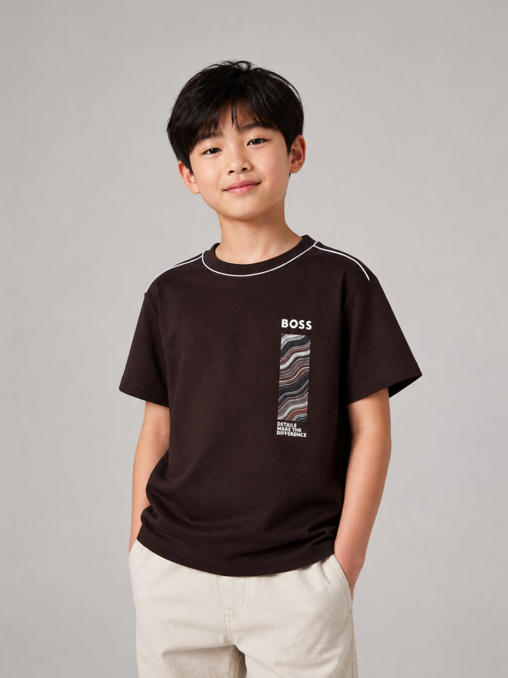 T-shirt per bambino Boss Kids marrone con stampa con logo sul davanti J53413 343 BOSS KIDS