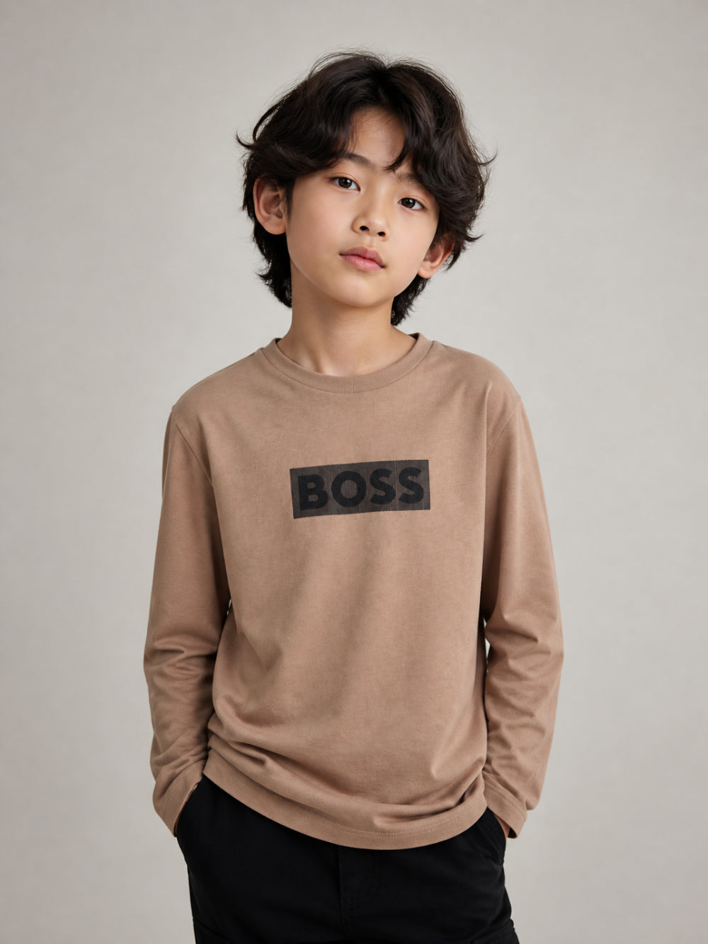 T-shirt per bambino Boss Kids marrone con logo sul davanti J53420 269 BOSS KIDS