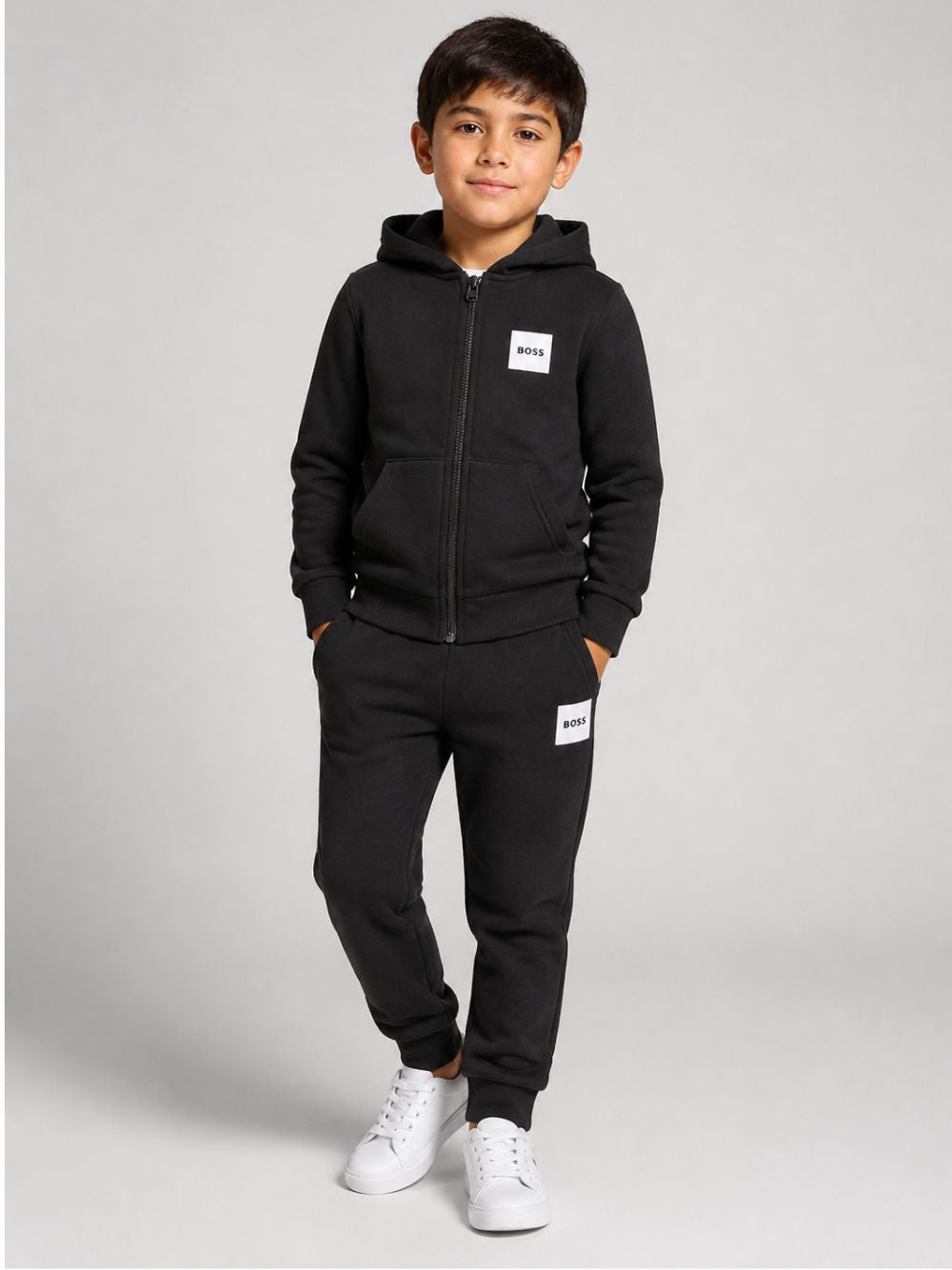 Tuta sportiva per bambino Boss Kids nera con logo sul davanti J53442 09B BOSS KIDS