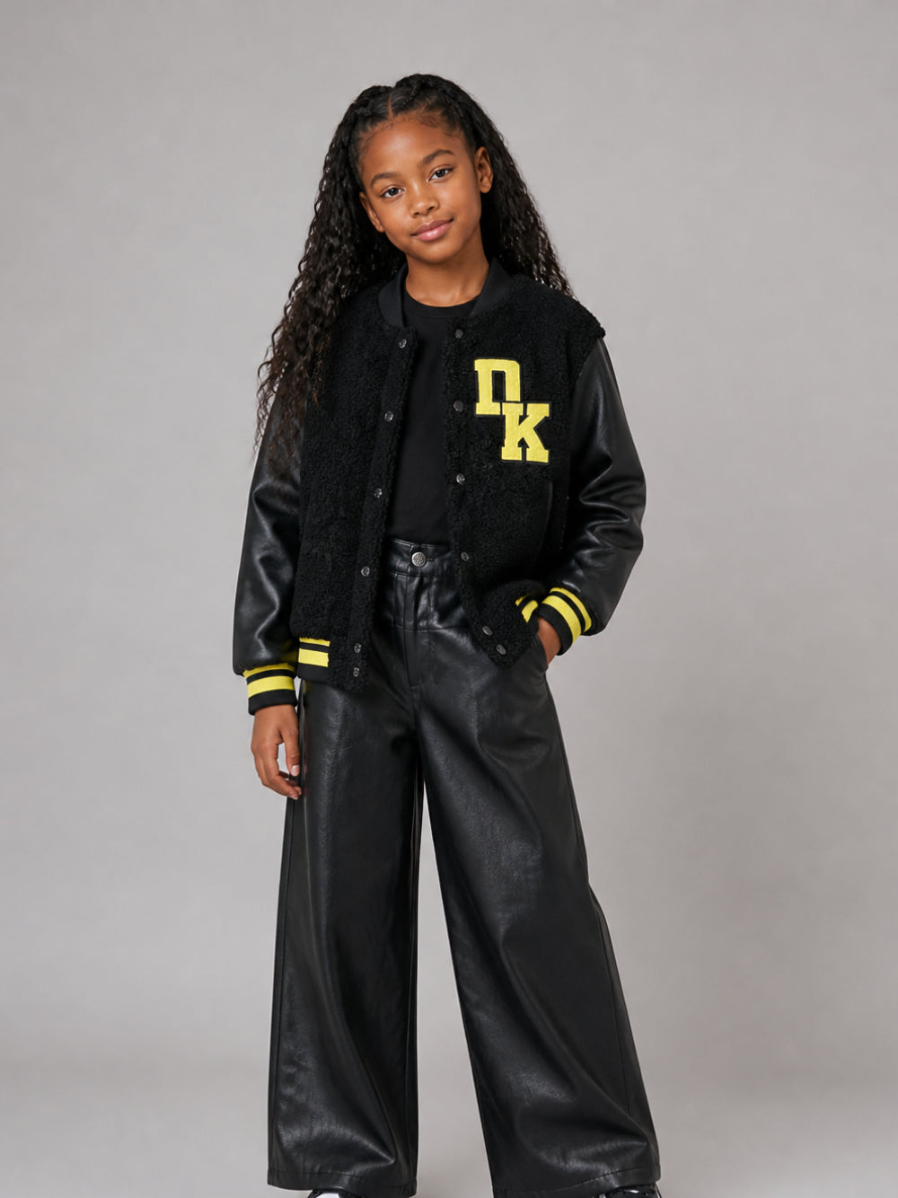Pantaloni per bambina DKNY Kids neri con finitura in pelle sintetica D62787 09B DKNY KIDS
