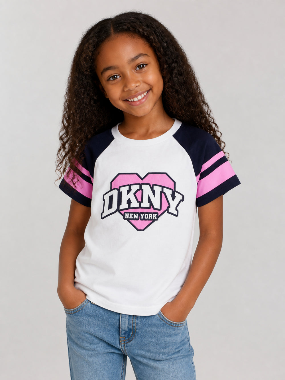 T-shirt per bambina Dkny Kids bianca con stampa grafica D62915 117 DKNY KIDS