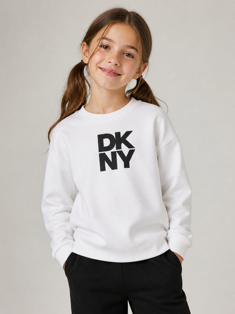 T-shirt per bambina DKNY Kids bianca con logo sul davanti D62916 10P DKNY KIDS