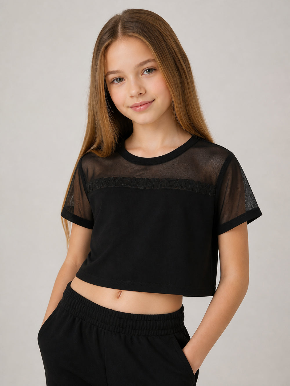 T-shirt per bambina DKNY Kids nera con design crop D62921 09B DKNY KIDS