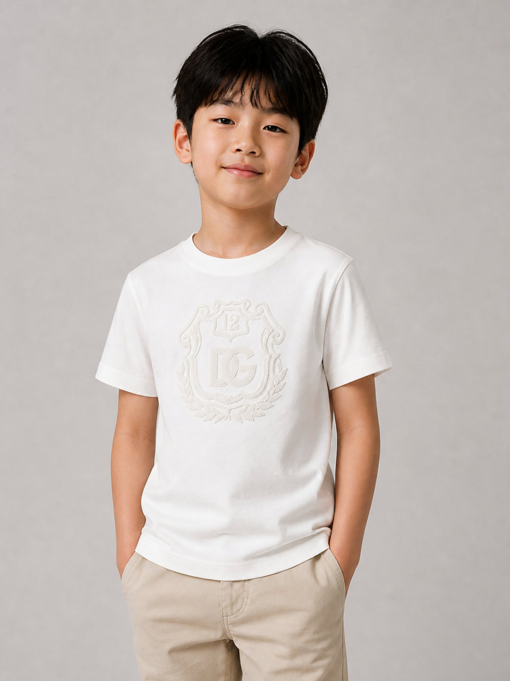 T-shirt per bambino Dolce & Gabbana Kids bianca con logo sul davanti L4JTHU G7P6R W0111 DOLCE & GABBANA KIDS
