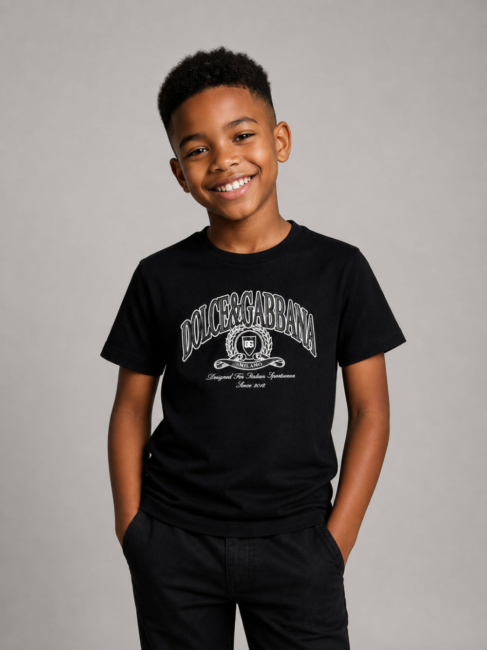 T-shirt per bambino Dolce & Gabbana Kids nera con logo sul davanti L4JTHV G7P8B B6712 DOLCE & GABBANA KIDS