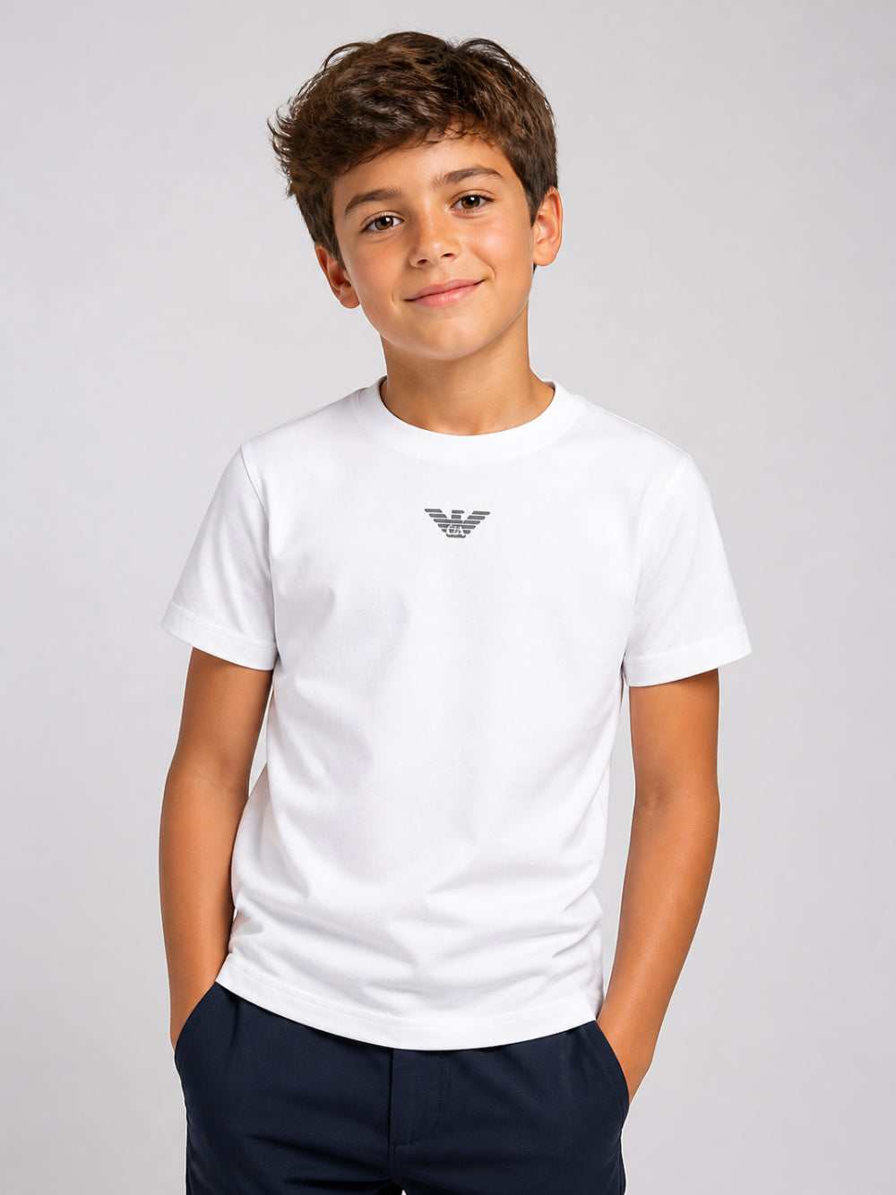 T-shirt per bambino Emporio Armani Kids bianca con logo sul davanti EB000421 AF15013 M0134 EMPORIO ARMANI KIDS