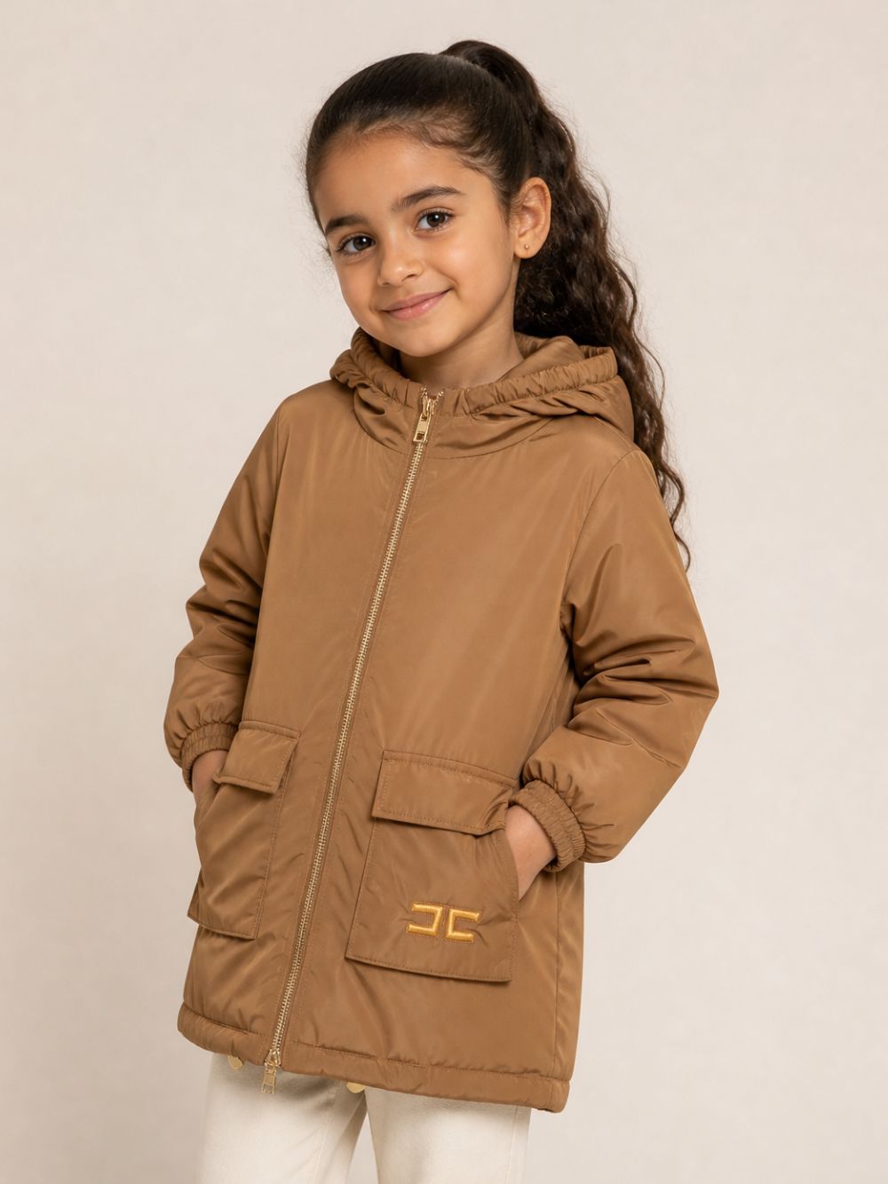 Giubbino per bambina Elisabetta Franchi La Mia Bambina marrone con logo ricamato sul davanti EFGB143CNY043 6037 ElISABETTA FRANCHI KIDS
