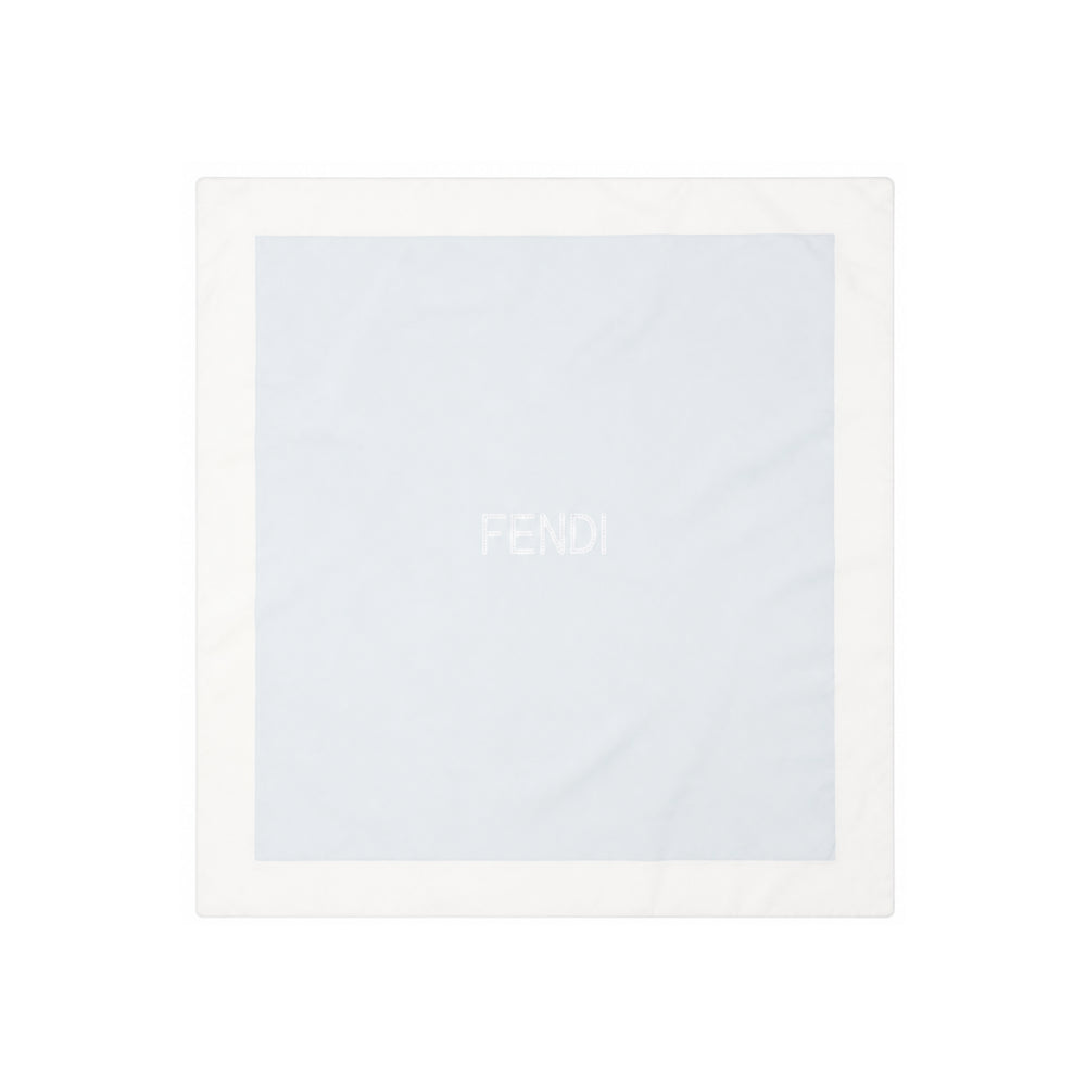 Coperta per neonato Fendi Kids azzurra con logo sul davanti BUJ340 8RA F19J4 FENDI KIDS