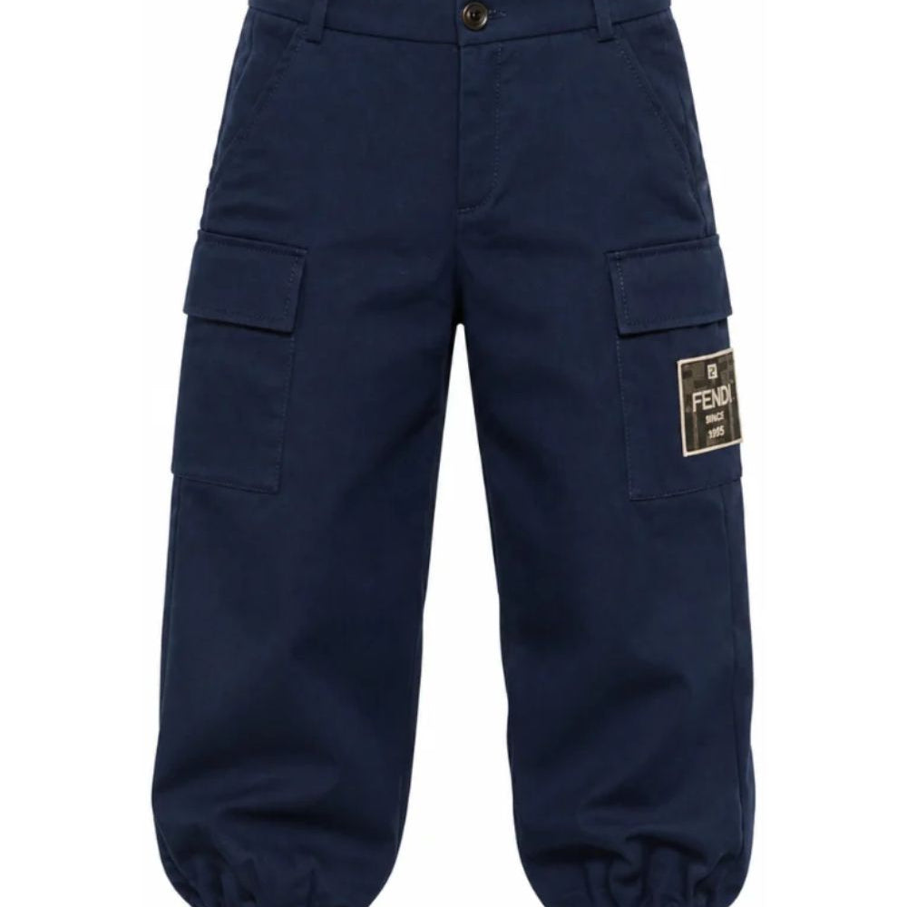Pantaloni cargo per bambino Fendi Kids blu con patch con logo sul davanti JMF600 AS5Y F1I11 FENDI KIDS