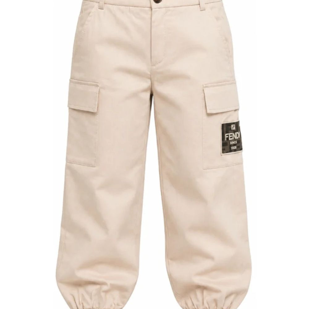 Pantaloni cargo per bambino Fendi Kids beige con patch con logo sul davanti JMF600 AS5Y F1P2N FENDI KIDS