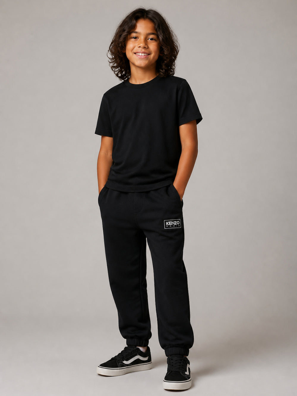 Pantaloni sportivi per bambino Kenzo Kids neri con logo applicato sul davanti K62042 09B KENZO KIDS