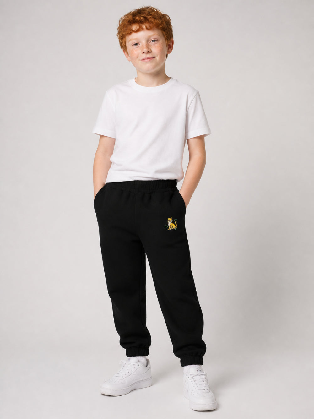 Pantaloni sportivi per bambino Kenzo Kids neri con stampa tigre sul davanti K62186 09B KENZO KIDS