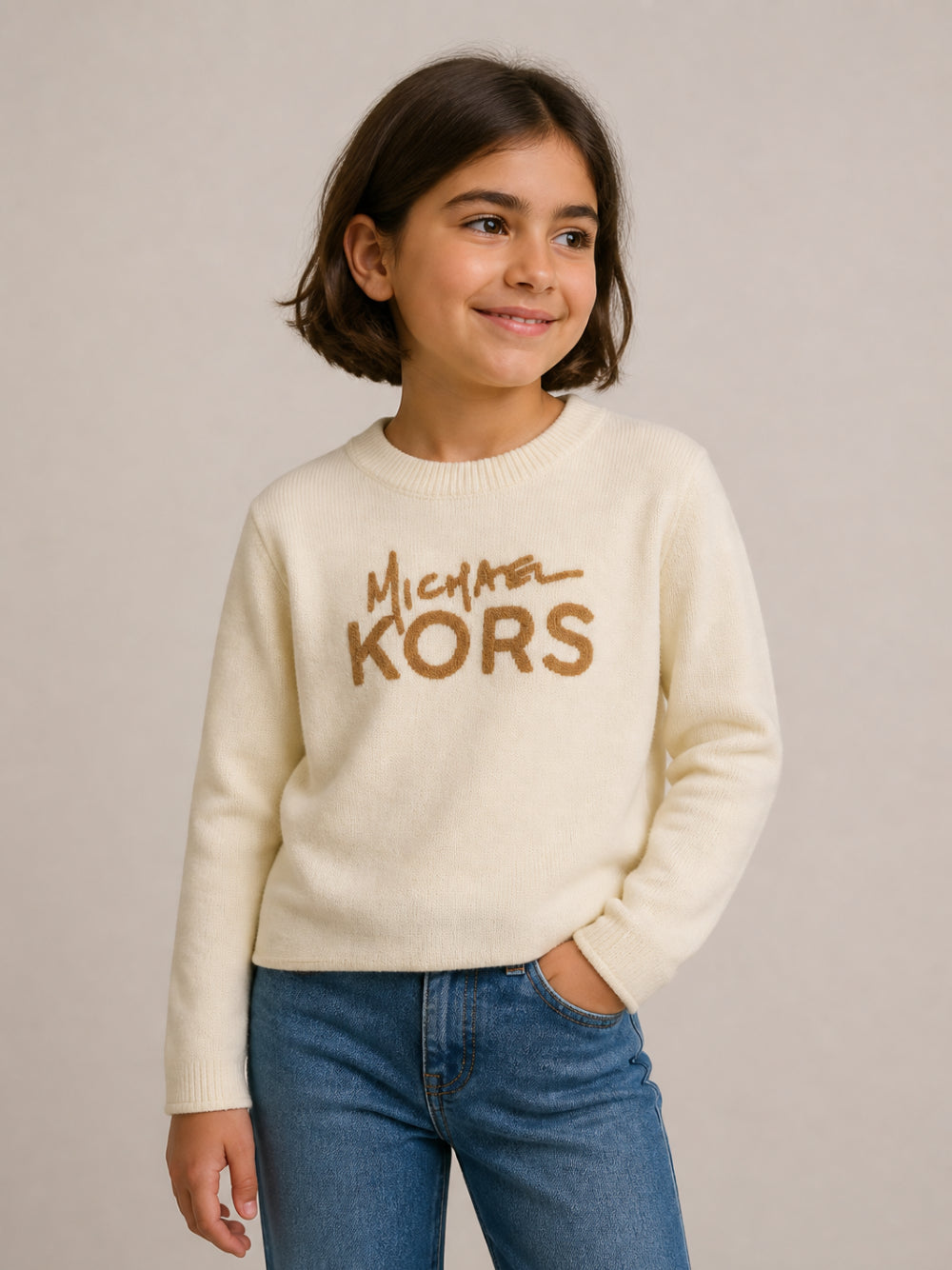 Maglione per bambina Michael Kors Kids beige con logo sul davanti R30718 190 MICHAEL KORS KIDS
