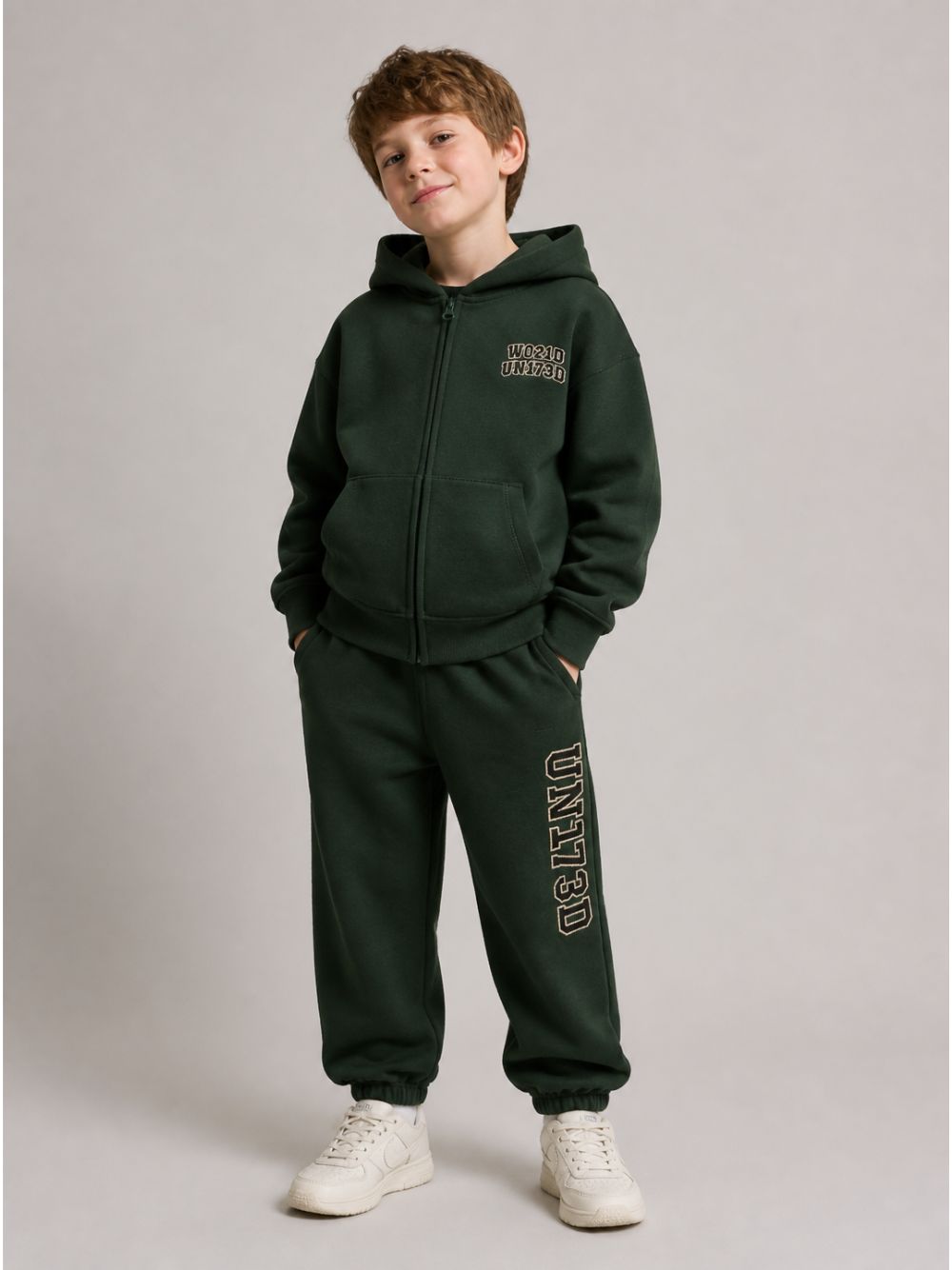 Pantaloni sportivi per bambino Molo Kids verdi con stampa grafica sul lato 1W26I201 5721 MOLO KIDS