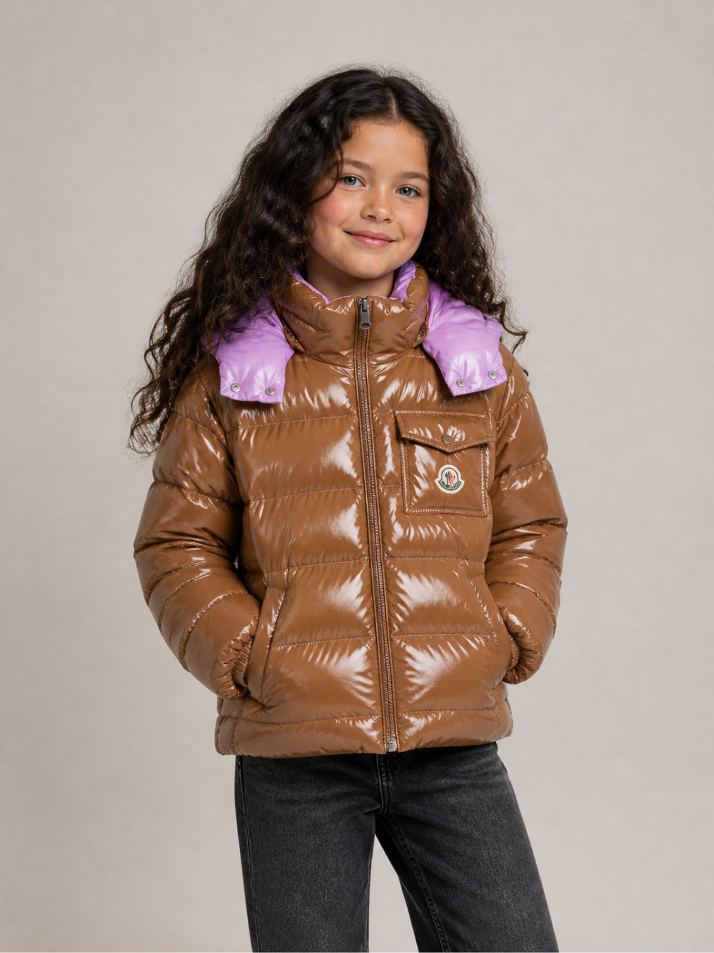 Giubbino imbottito per bambina Moncler Kids marrone con cappuccio a contrasto L29541A00003597EU 253 MONCLER KIDS