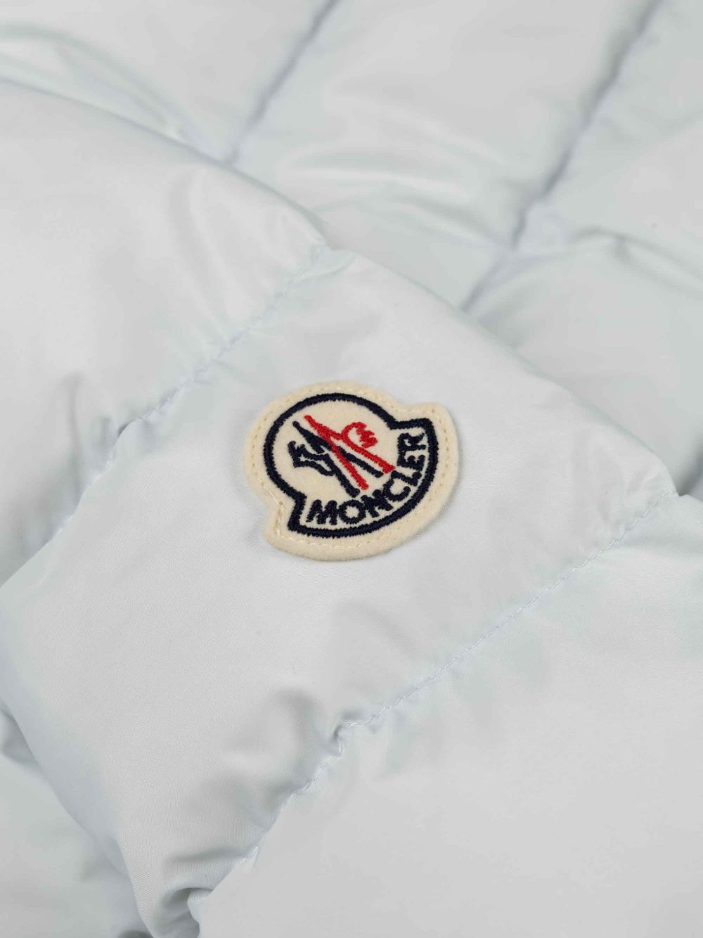 Giubbino per bambino Moncler Kids azzurro con design imbottito L29541A0007253A5E 70C MONCLER KIDS