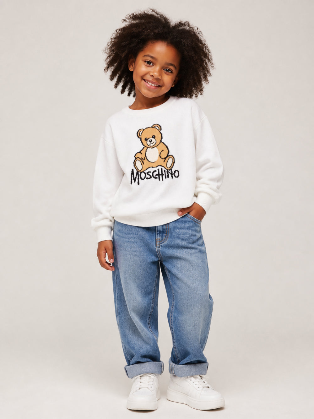 Maglione per bambini Moschino Kids bianca con ricamo orsetto sul davanti HMW01ALHE43 10101 MOSCHINO KIDS