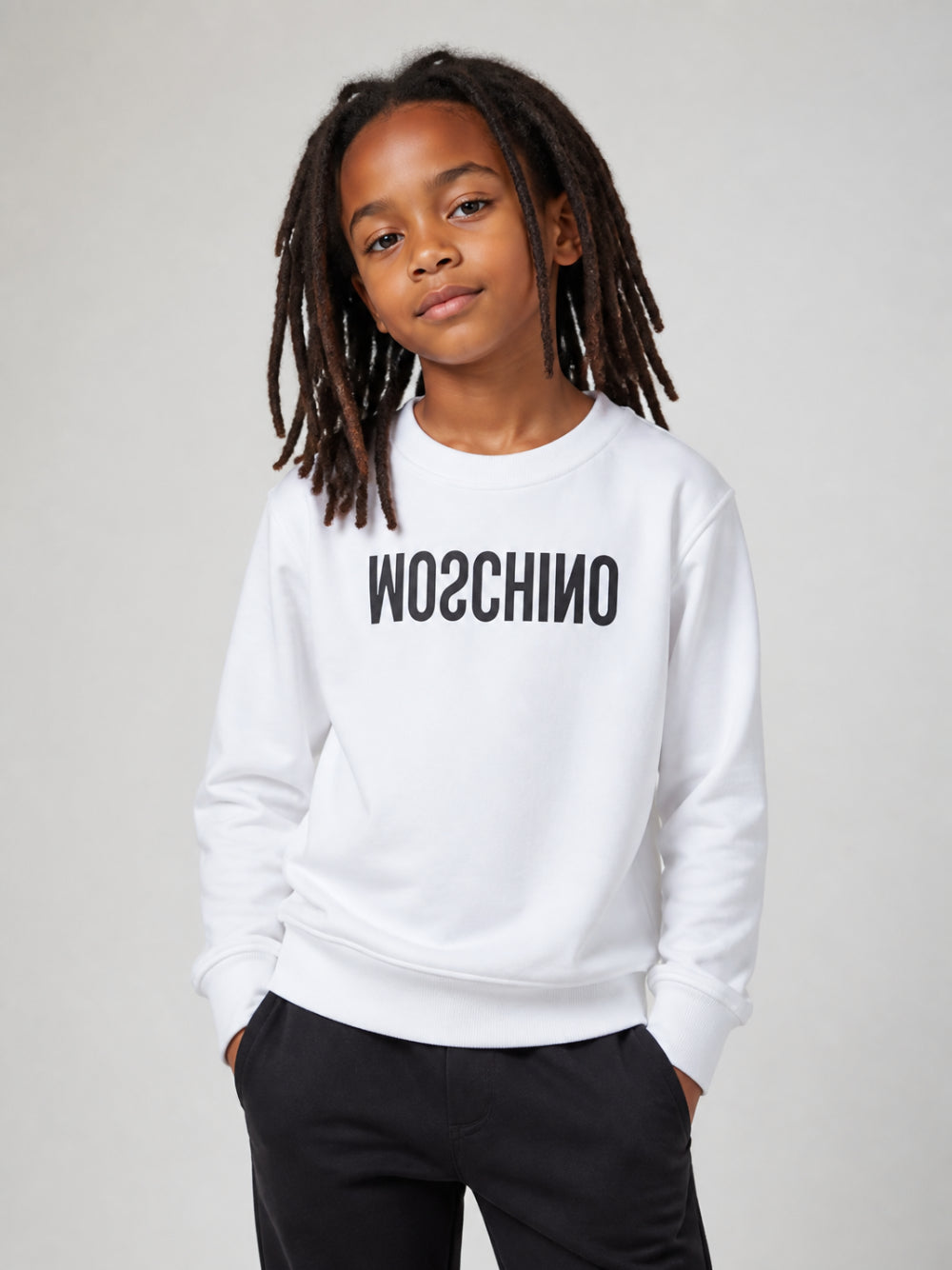 Felpa per bambini Moschino Kids bianca con logo sul davanti HOF099LCA61 10101 MOSCHINO KIDS