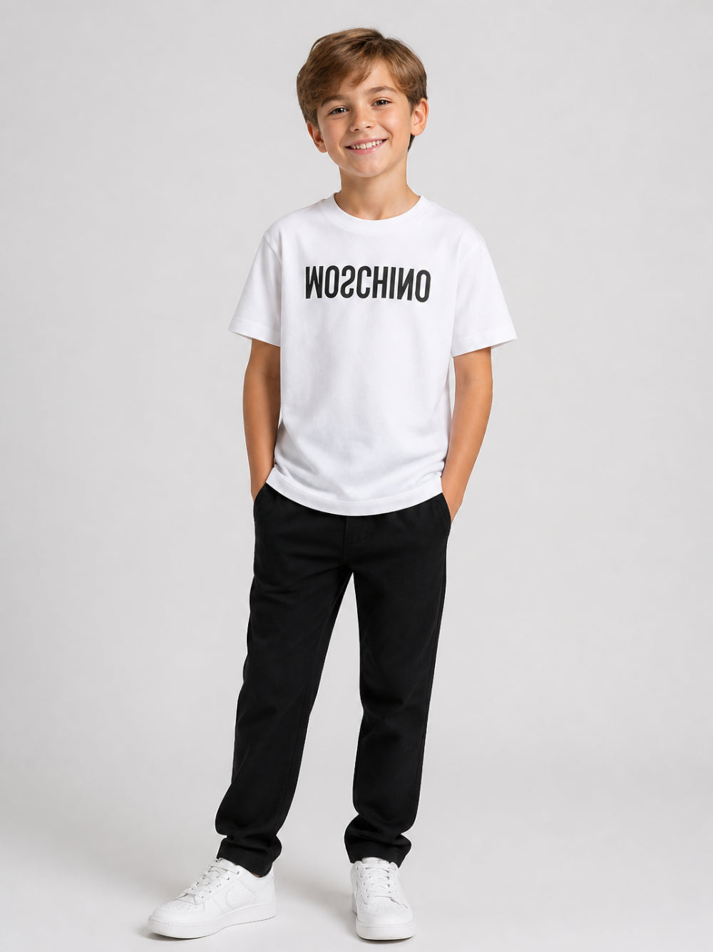 T-shirt per bambini Moschino Kids bianca con logo sul davanti HTM05WLAA10 10101 MOSCHINO KIDS