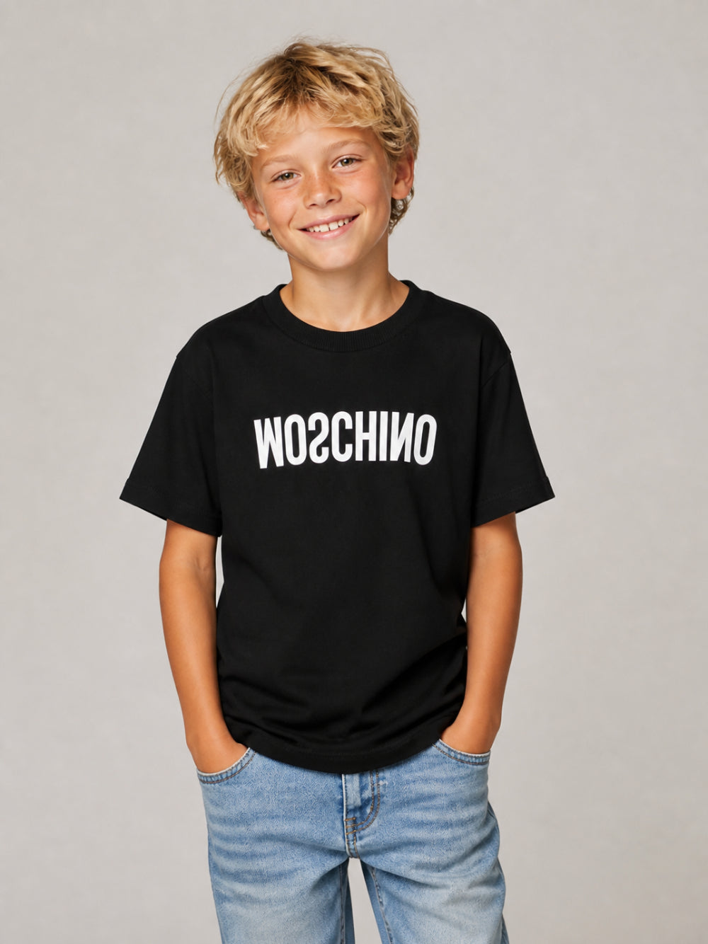 T-shirt per bambini Moschino Kids nera con logo sul davanti HTM05WLAA10 60100 MOSCHINO KIDS