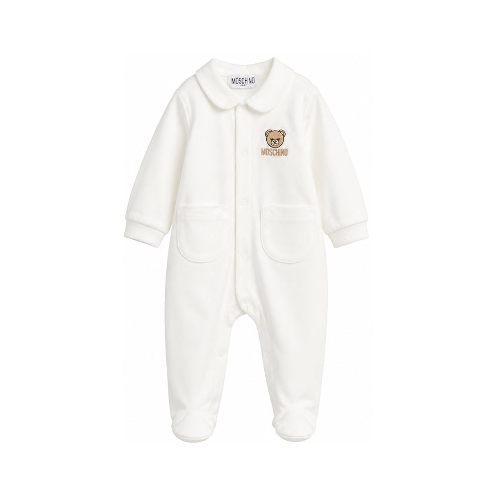 Tutina per neonati Moschino Kids bianca con motivo orsetto ricamato sul davanti MUY09DLCA40 10063 MOSCHINO KIDS