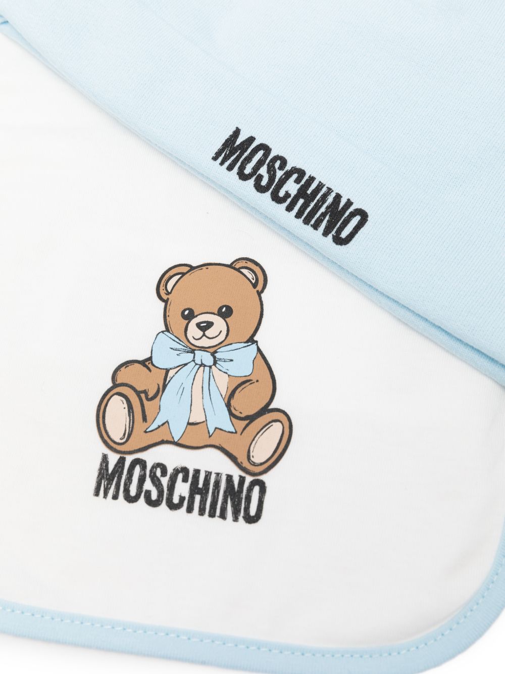 Set cappellino e bavetta per neonato Moschino Kids azzurro con stampa Teddy Bear MUY09LLCA40 40304 MOSCHINO KIDS