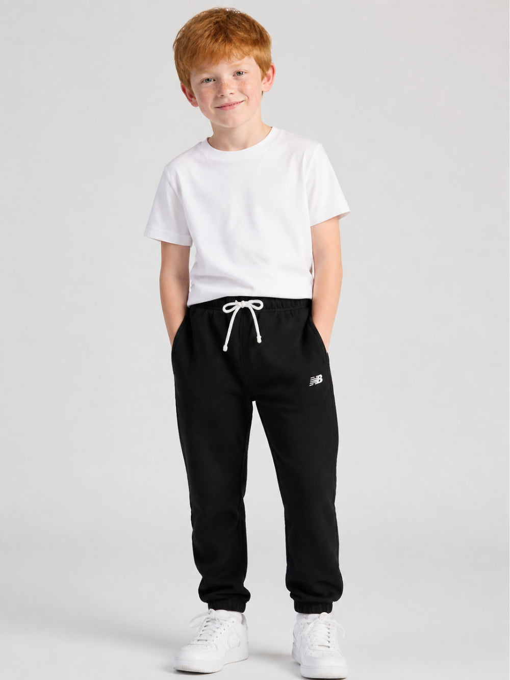 Pantaloni sportivi per bambini New Balance Kids neri con stampa logo sul davanti LAKB0060 BK NEW BALANCE KIDS