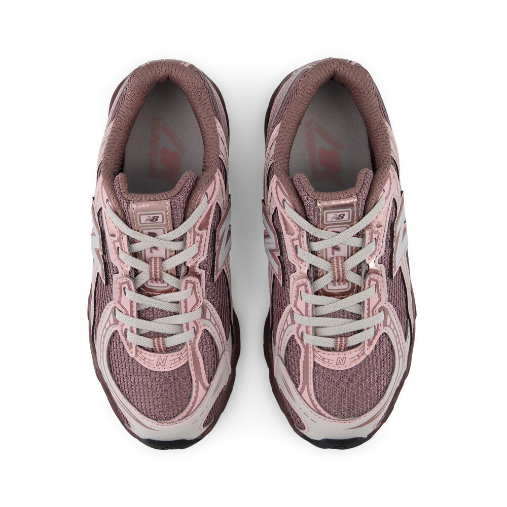 Sneakers per bambina New Balance Kids rosa con toppa con logo sul lato anteriore P740 7JG NEW BALANCE KIDS