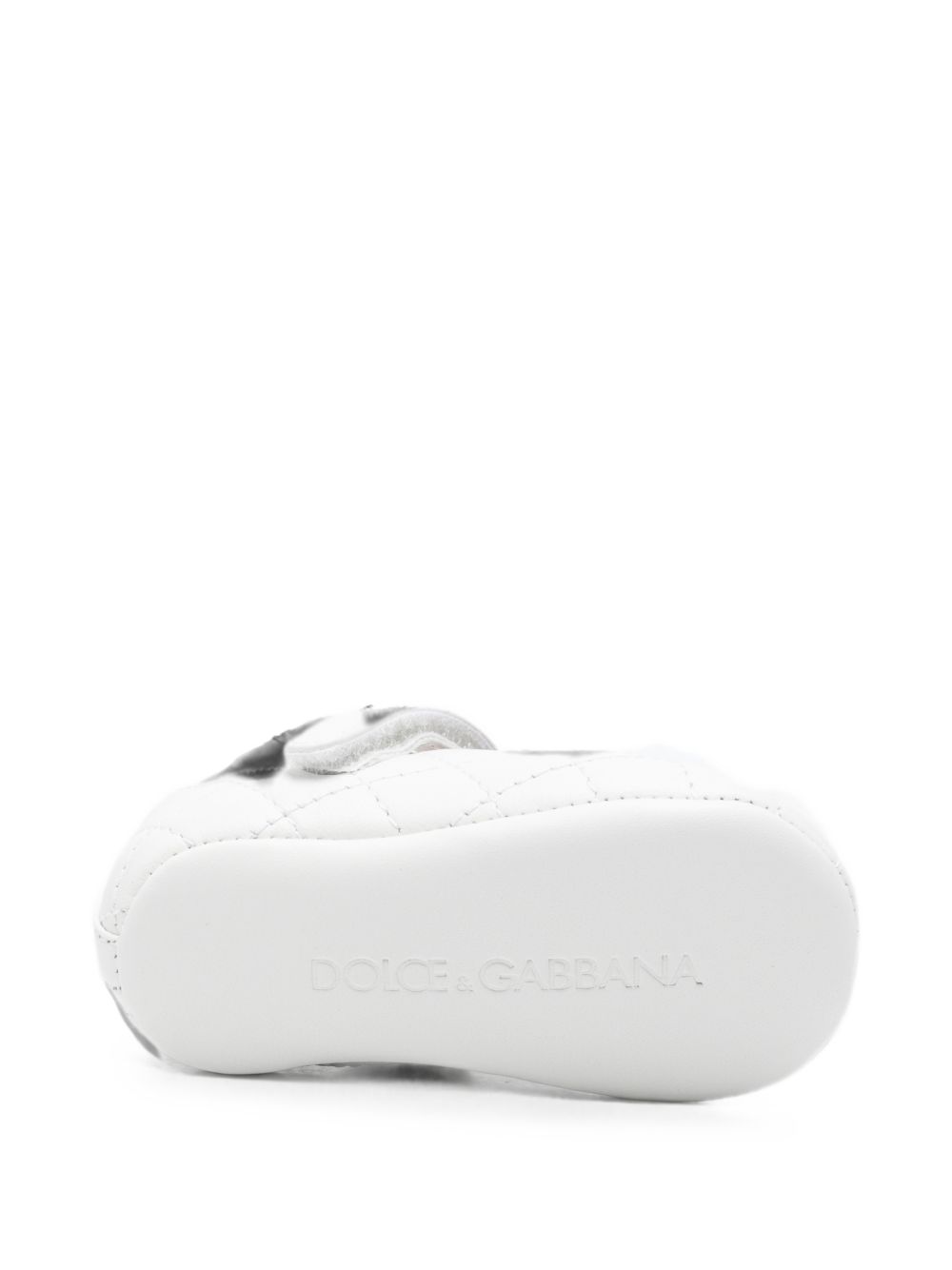 Ballerine per neonata Dolce & Gabbana Kids bianche con logo dorato sul davanti DK0174 A3M31 80002 DOLCE & GABBANA KIDS