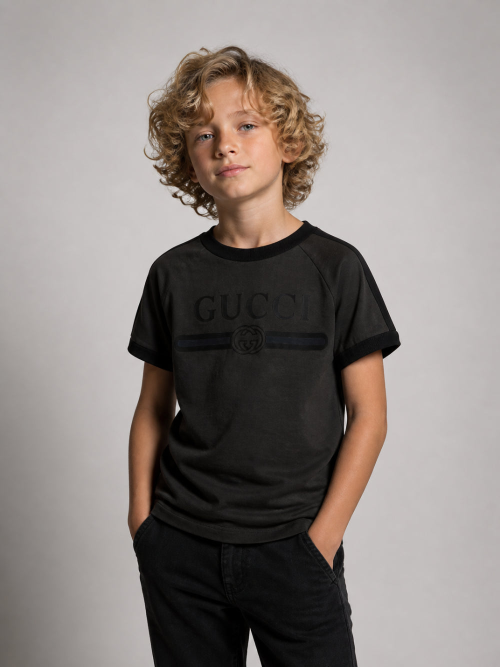 T-shirt per bambino Gucci Kids nera con logo sul davanti 864634XJHW6 1073 GUCCI KIDS