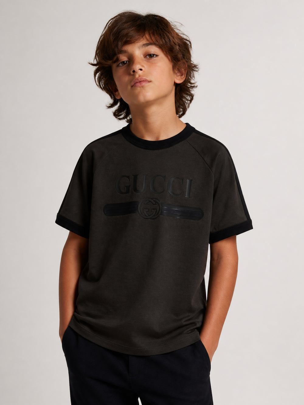 T-shirt per bambino Gucci Kids nera con dettaglio logo sul davanti A0044YXJHW6 1073 GUCCI KIDS