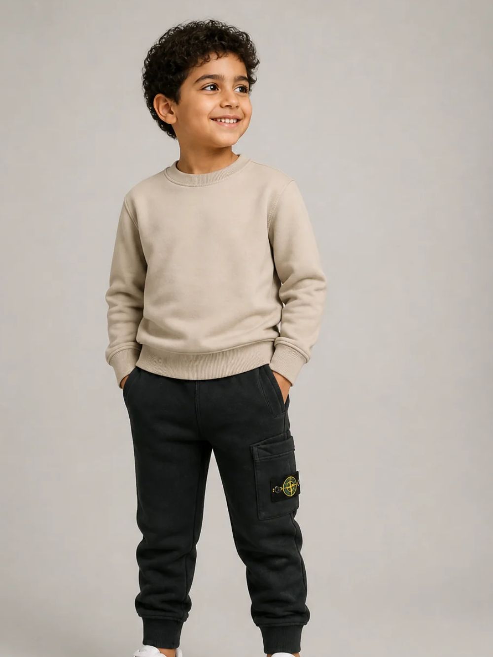 Pantaloni cargo per bambino Stone Island Kids nero con applicazione sulla gamba L2S166200002S0A20 V0029 STONE ISLAND KIDS