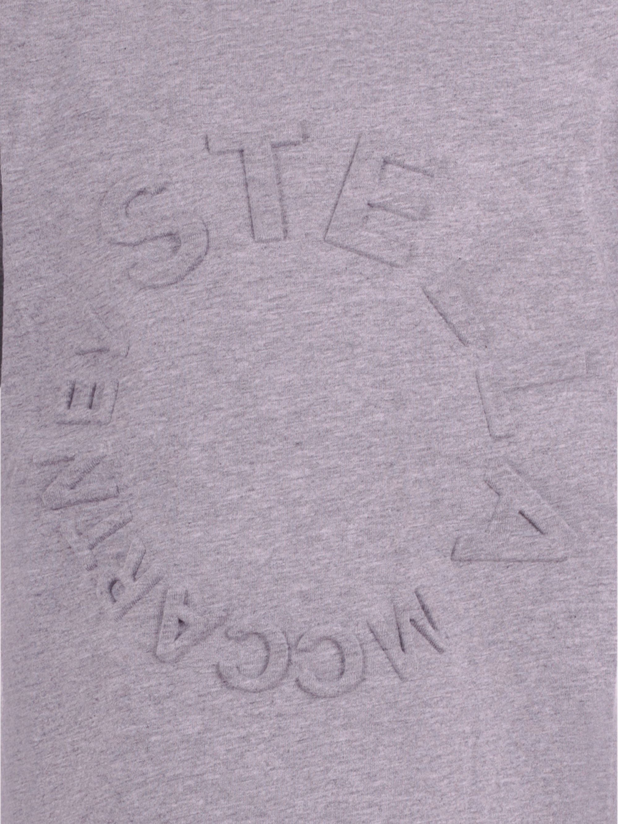 T-shirt per bambina Stella McCartney Kids grigia con logo goffrato sul davanti TV8P41 Z0434 809 STELLA McCARTNEY KIDS