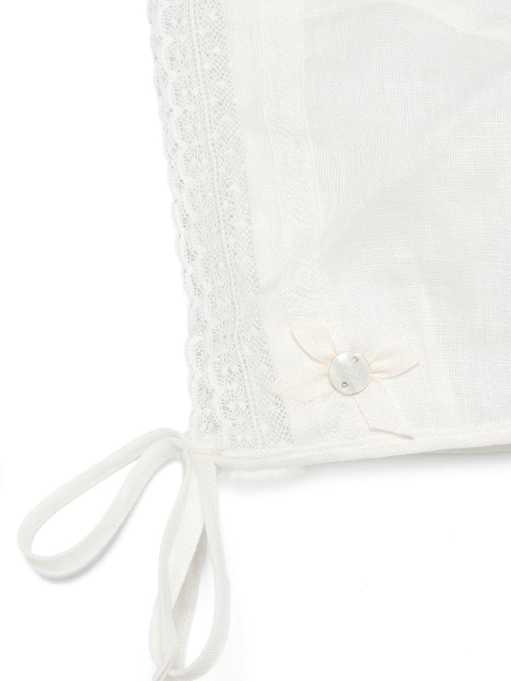 Abito battesimale per neonati Paz Rodriguez bianco con volant in pizzo con cuffia - Rubino Kids