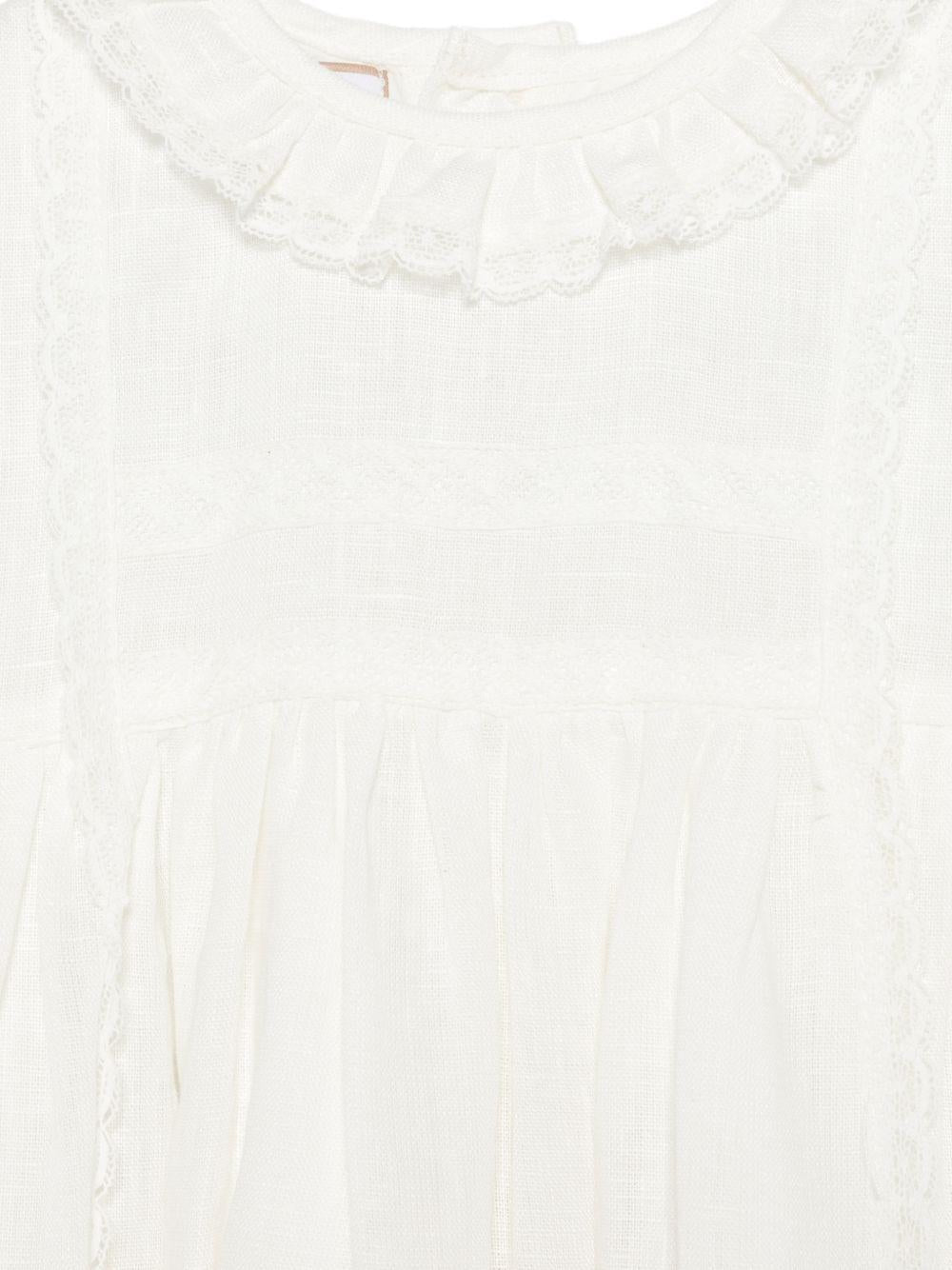 Abito battesimale per neonati Paz Rodriguez bianco con volant in pizzo con cuffia - Rubino Kids