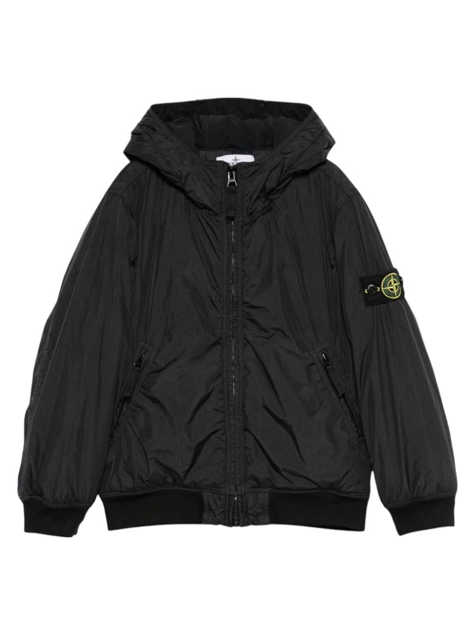 Giacca per bambino Stone Island Junior nero con cappuccio e toppa con logo - Rubino Kids