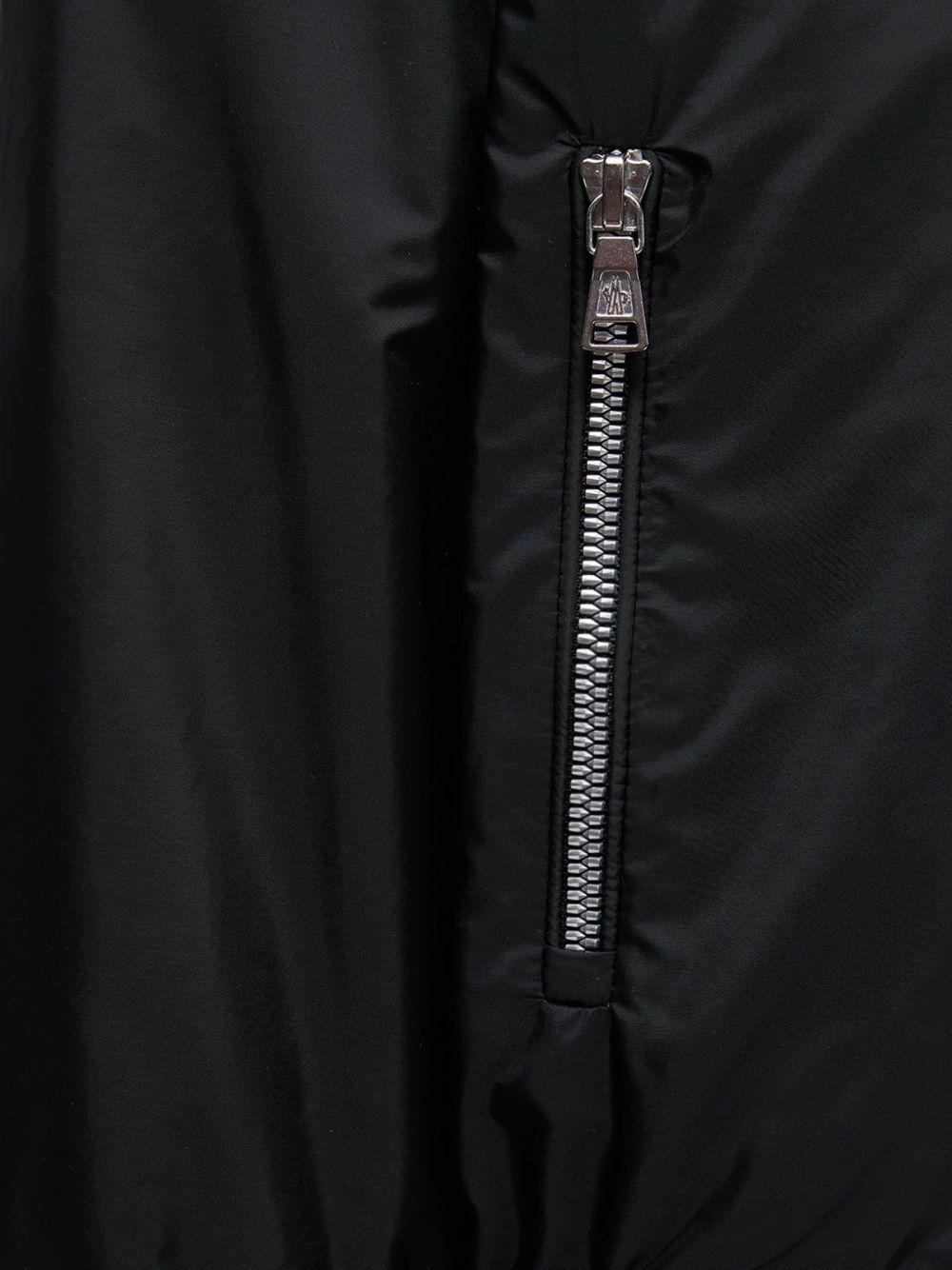 Giubbino per bambino Moncler Enfant nero con applicazione logo - Rubino Kids