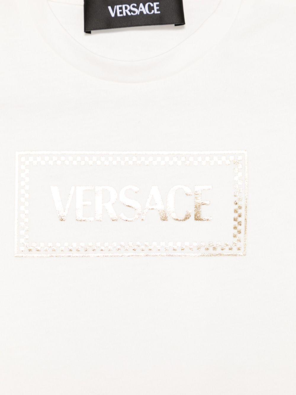 T-shirt per neonata Versace Kids bianco con stampa logo e chiusura a pressione sulla spalla 10185701A13874 2W110 VERSACE KIDS