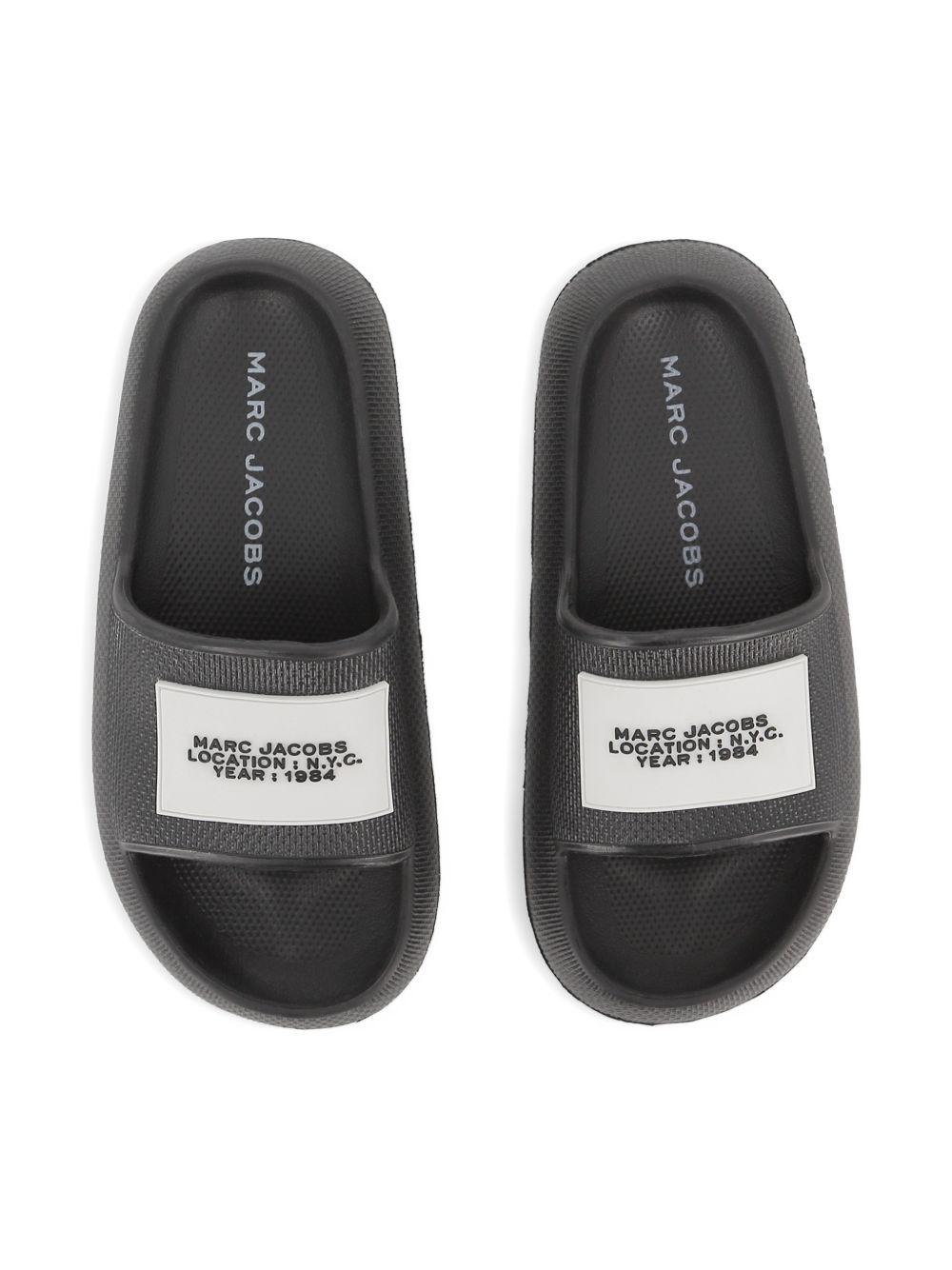 Ciabatte per bambini The Marc Jacobs Kids nere con logo in rilievo W60827 09B THE MARC JACOBS KIDS