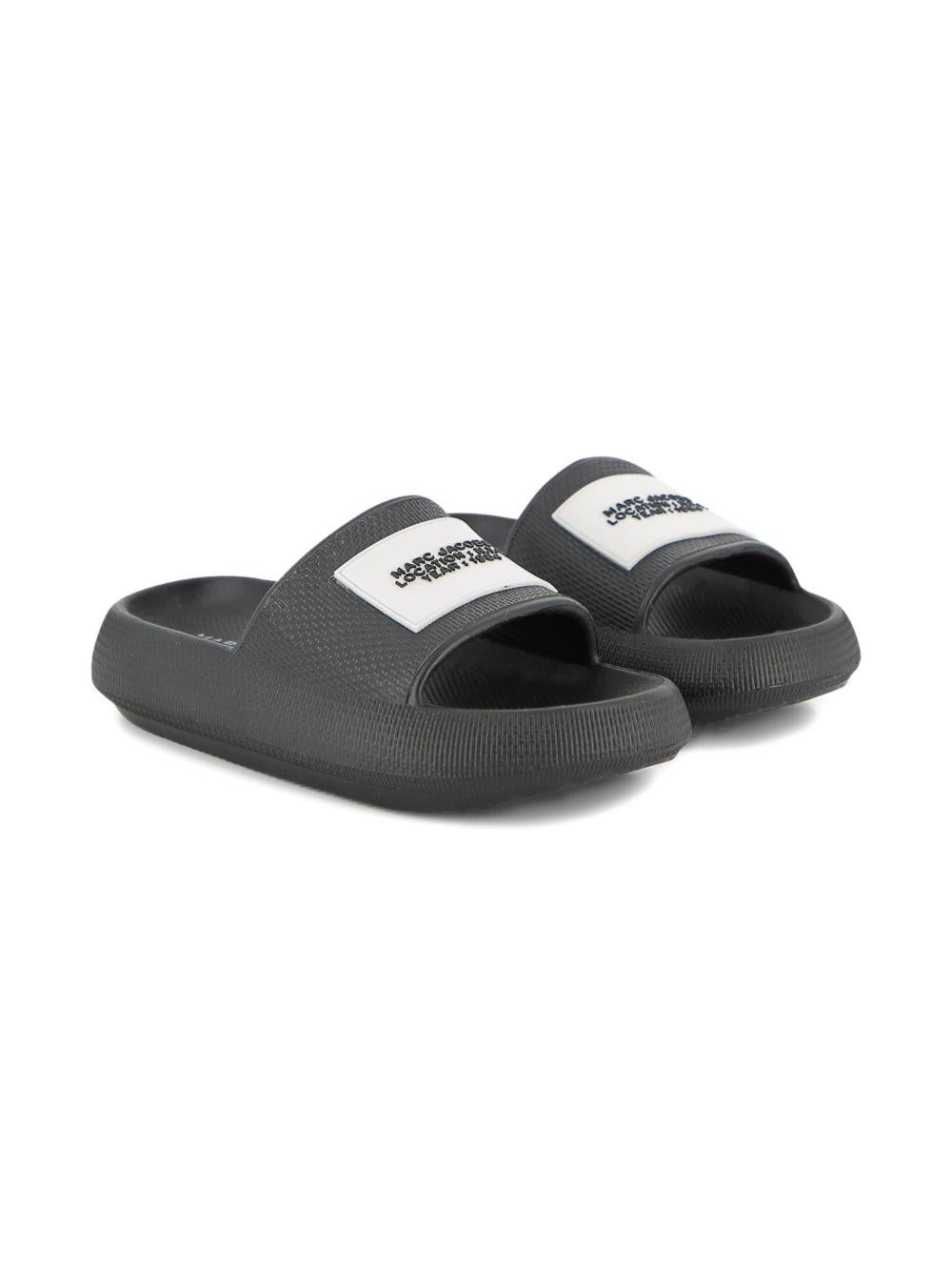 Ciabatte per bambini The Marc Jacobs Kids nere con logo in rilievo W60827 09B THE MARC JACOBS KIDS