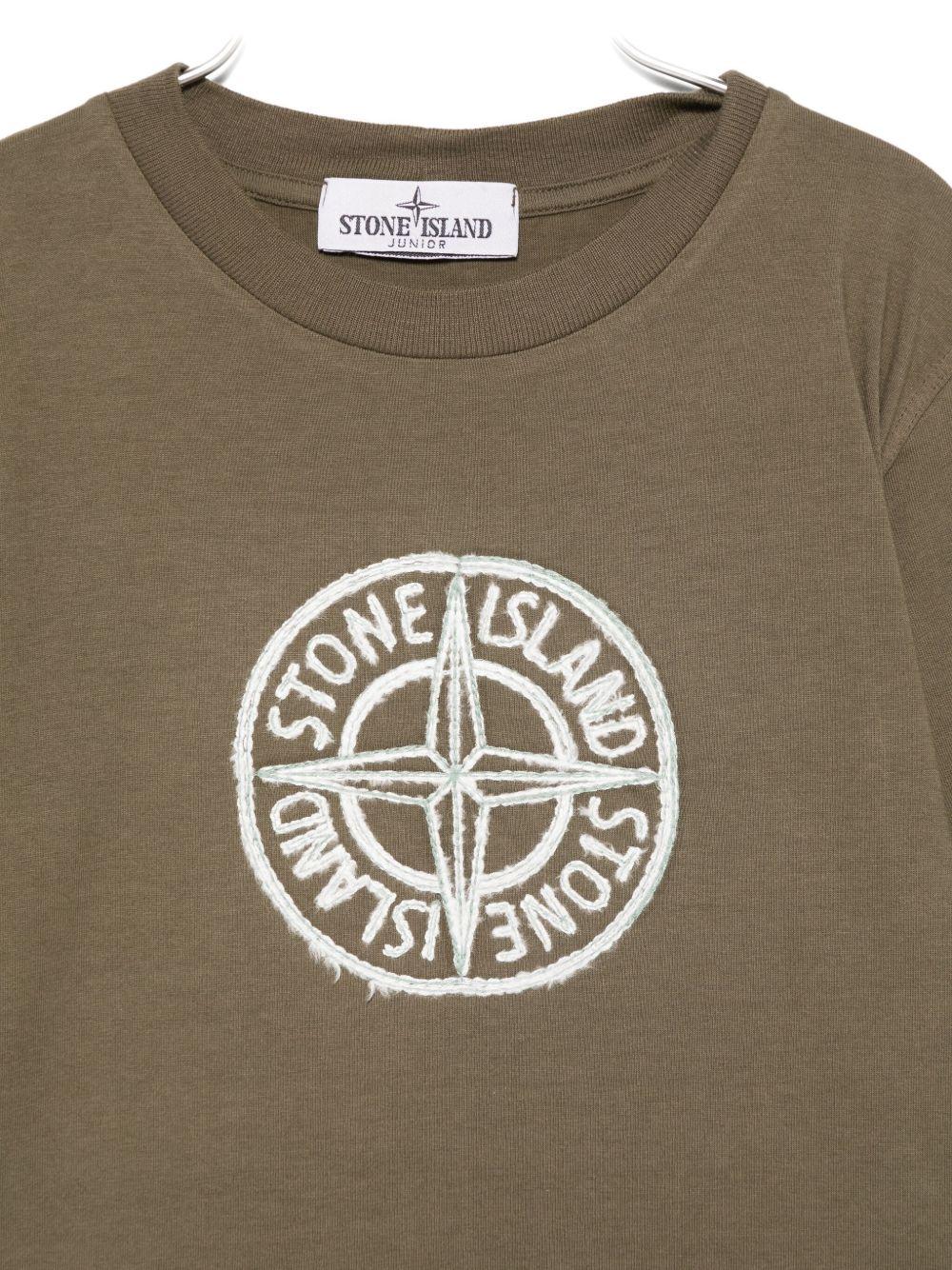 T-shirt per bambino Stone Island Junior verde con caratteristico logo sul davanti K2S162100008S0264 V0054 STONE ISLAND JUNIOR