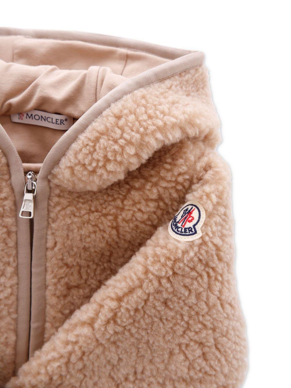 Giubbino per neonati Moncler Enfant beige con toppa con logo K29518G0000189A3X 239 MONCLER ENFANT