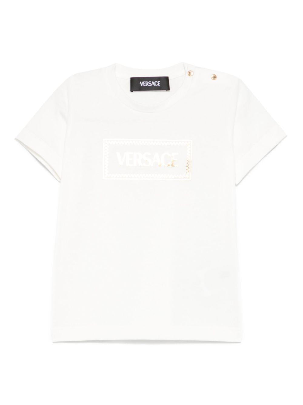 T-shirt per neonata Versace Kids bianco con stampa logo e chiusura a pressione sulla spalla 10185701A13874 2W110 VERSACE KIDS
