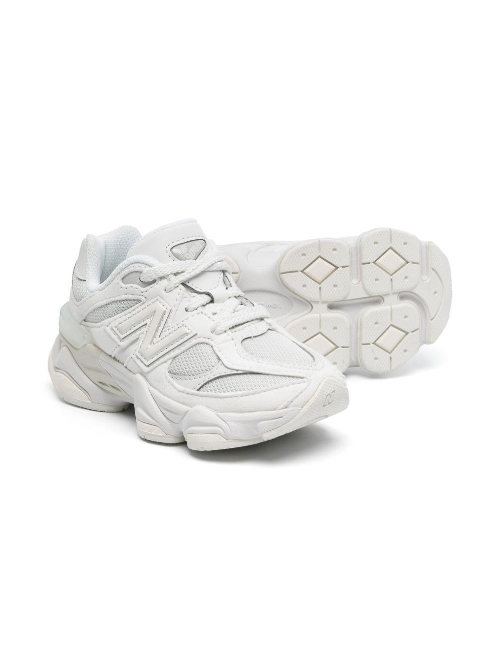 Sneakers 9060 per bambini New Balance Kids bianche con placca con logo sulla linguetta PC9060 LL NEW BALANCE KIDS