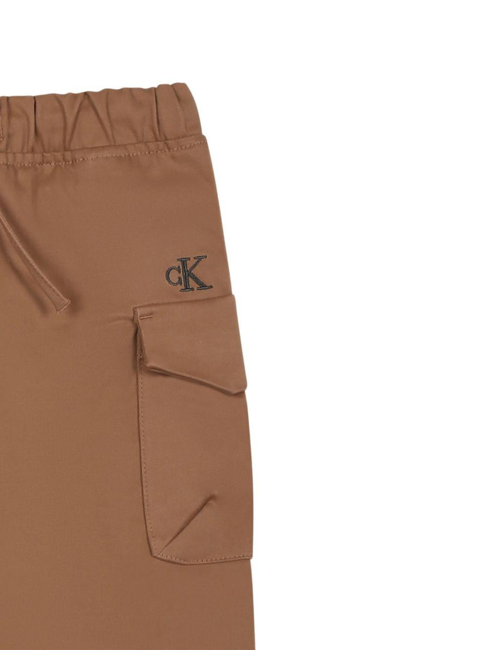 Pantaloni per neonato Calvin Klein Kids marrone con due tasche laterali applicate IN0IN00195 GU1 CALVIN KLEIN KIDS